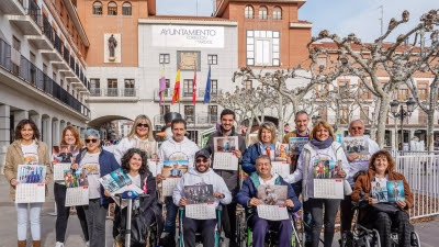 La Asociación de Esclerosis Múltiple del municipio pone a la venta por tres euros su calendario solidario