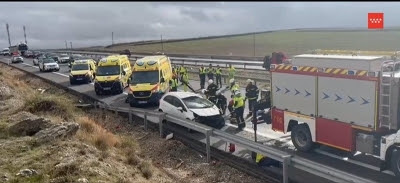 Sucesos.- Herida grave una mujer al volcar un coche en la A-3, en Fuentidueña