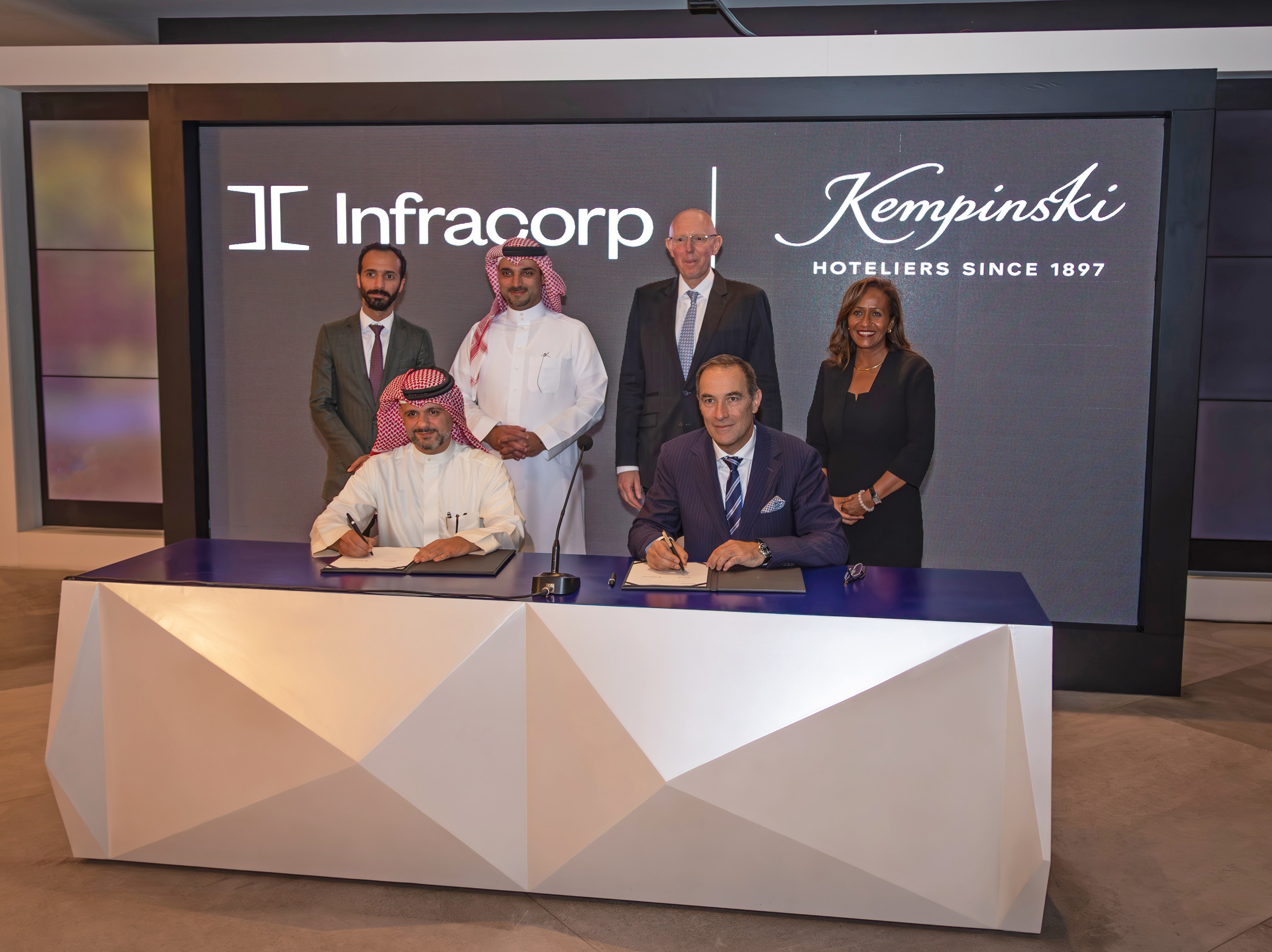 Signing ceremony Kempinski Bahrain Harbour_Manama_copyright Kempinski Hotels.jpg