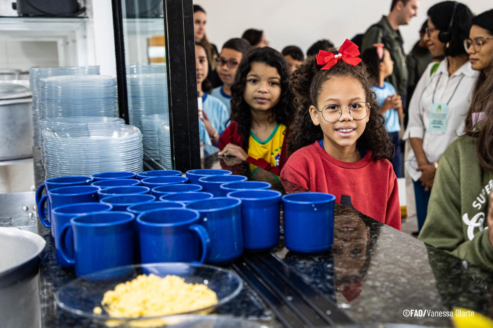 Alimentação Escolar: com maior programa do mundo, Brasil atende 40 milhões de estudantes por dia São 50 milhões de refeições diariamente e 150 mil escolas atendidas.