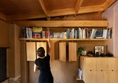 La nueva ampliación destaca por el uso de la carpintería en la estructura del tejado, biblioteca y espacios de almacenaje.