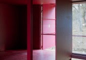 Las paredes interiores están acabadas con tableros de contrachapado de pino teñido en rojo.