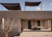 La residencia principal y dos casas de huéspedes se escalonan para adaptarse a la suave pendiente del terreno y garantizar la privacidad de los huéspedes.