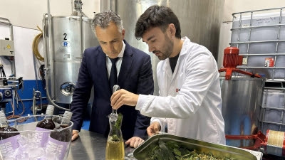 La Comunidad de Madrid presenta una nueva receta de vermú ahumado a base de caramelos violetas