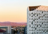 El Hotel Populus tiene una forma triangular, lo cual optimiza las vistas al entorno natural que lo rodea.