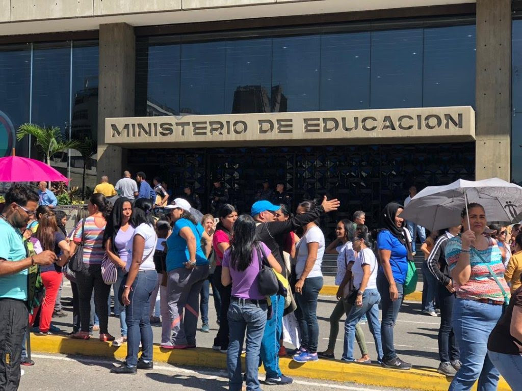 maestros-protestan-nuevamente-frente-al-ministerio-de-educacion-36141