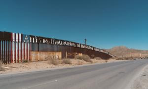 Un cartel en el muro fronterizo en Ciudad Juárez, en el estado mexicano de Chihuhua y El Paso, en Tejas, Estados Unidos.