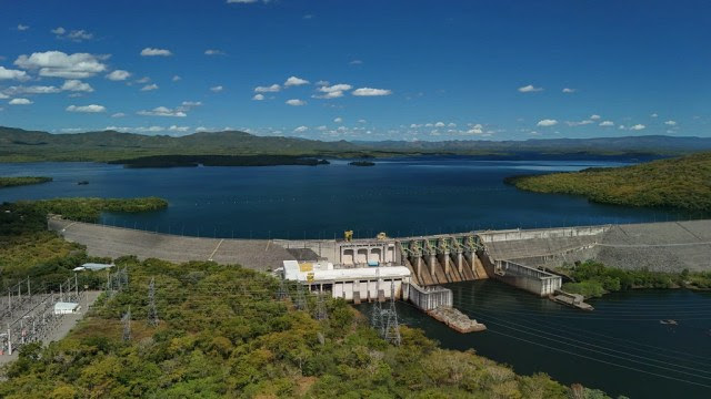 Imagem aérea de hidrelétrica em Goiás que impactou comunidades quilombolas, com o rio e a vegetação ao redor.