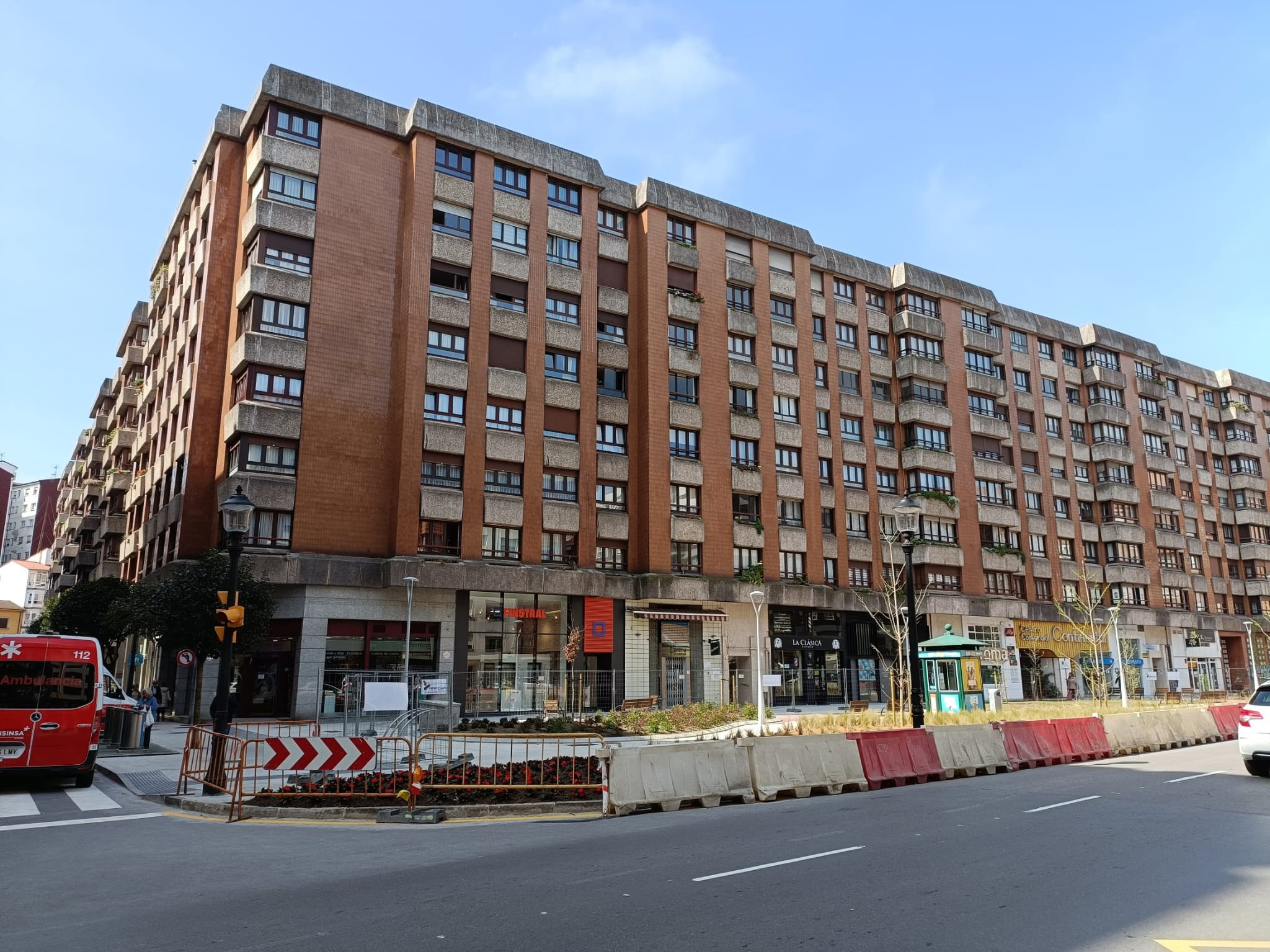 Bruselas pide a España incrementar su oferta de vivienda pública y asequible, "muy por debajo" de la media UE Foto de archivo de obras de renovación integral.