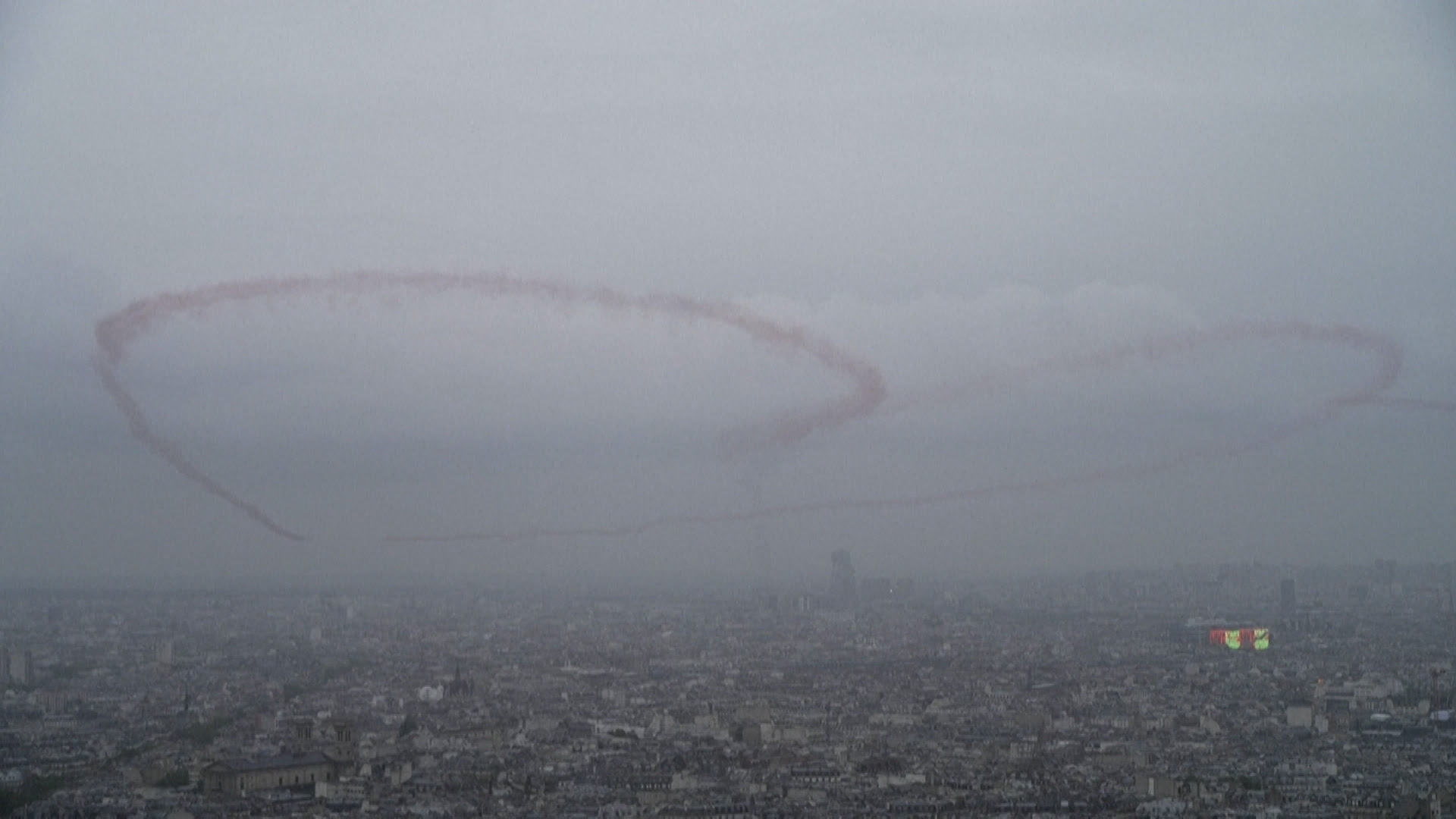 Cérémonie d'ouverture des JO : la patrouille de France dessine un cœur dans le ciel de Paris