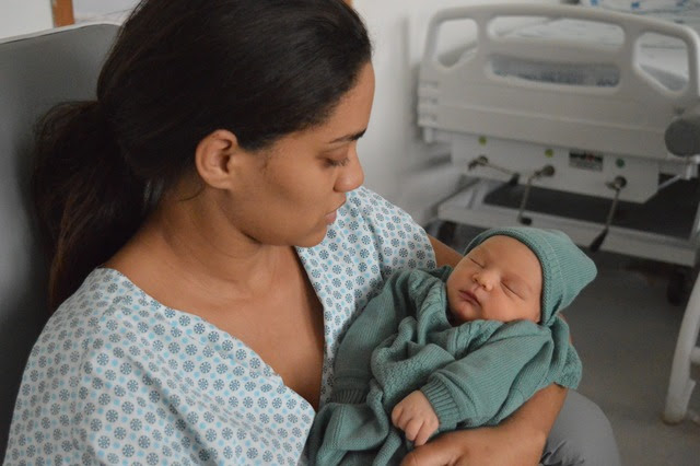 Jessica Alves, ao lado de seu filho Ravi Alves, logo após o nascimento.