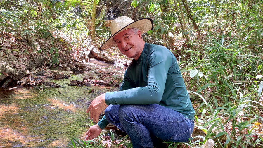 Juliana Caldas - O agricultor Vicente Ferreira em sua propriedade