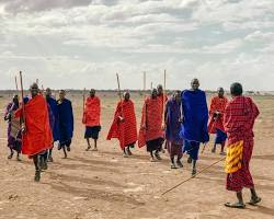Imagen de family visiting a Maasai village in Tanzania