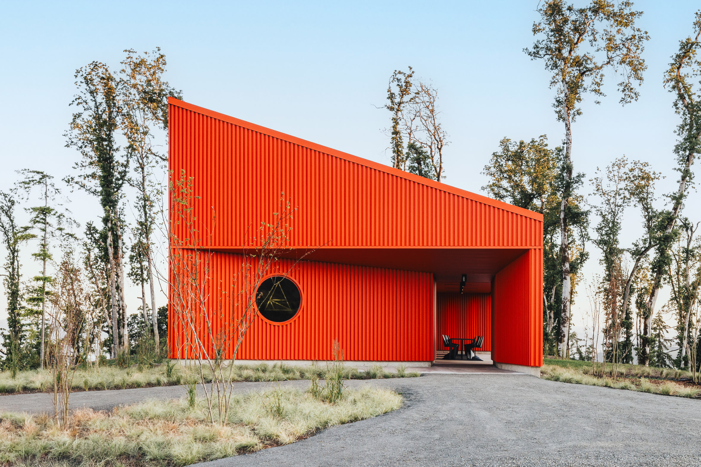 El estudio Waechter Architecture fue el encargado de diseñar la bodega Corollary Wines situada en el Valle de Willamette, en Oregón.