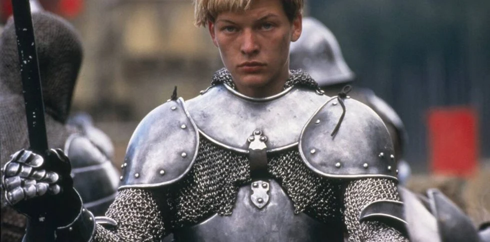La actriz Milla Jovovich dio vida a la doncella de Orleans en la película, Juana de Arco, estrenada en 1999.