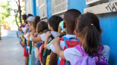 Comunidad replica que se ha cuadruplicado la inversión para adaptar las aulas al calor tras varias denuncias de familias