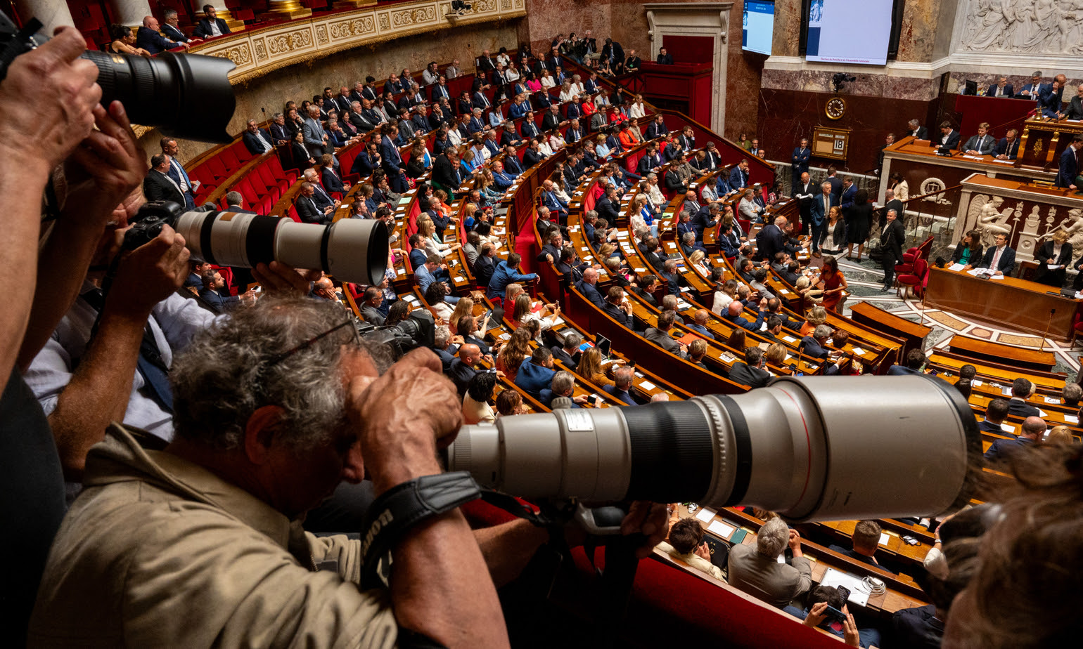 Les Français méritent mieux que ce triste spectacle mêlant grandes manœuvres et grosses ficelles