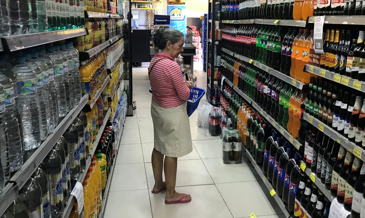 Pessoa procura bebida em supermercado no Rio de Janeiro
10/05/2019
Reuters/Pilar Olivares/Proibida reprodução