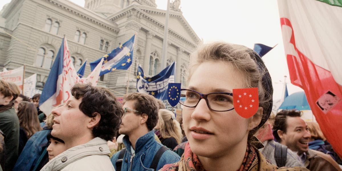 Gegen 6'000 Menschen demonstrieren am Samstag, den 19. Dezember 1992 auf dem Bundesplatz vor dem Bundeshaus in Bern fuer eine solidarische Schweiz in Europa und forderten den Bundesrat auf, nach der Enttaeuschung ueber das Nein zum EWR Beitritt, mit der Europaeischen Gemeinschaft (EG) den Vollbeitritt auszuhandeln. (KEYSTONE/Lukas Lehmann)