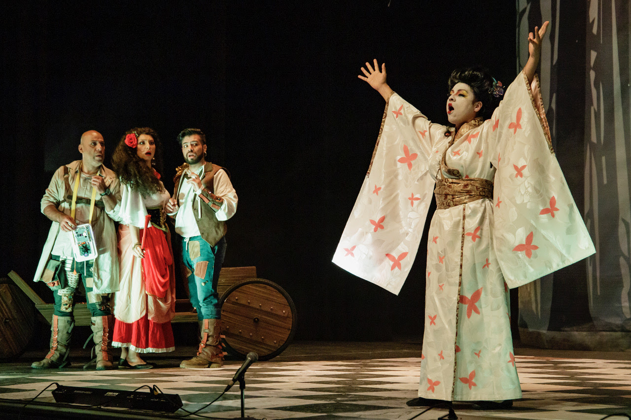 ¿cómo se reúnen Madame Butterfly, Fígaro, Carmen y el Príncipe Calef en un mismo escenario?