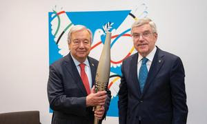 El Secretario General de la ONU, António Guterres (izquierda), y Thomas Bach, presidente del Comité Olímpico Internacional (COI), en París antes de la inauguración de los Juegos Olímpicos de Verano de París 2024.