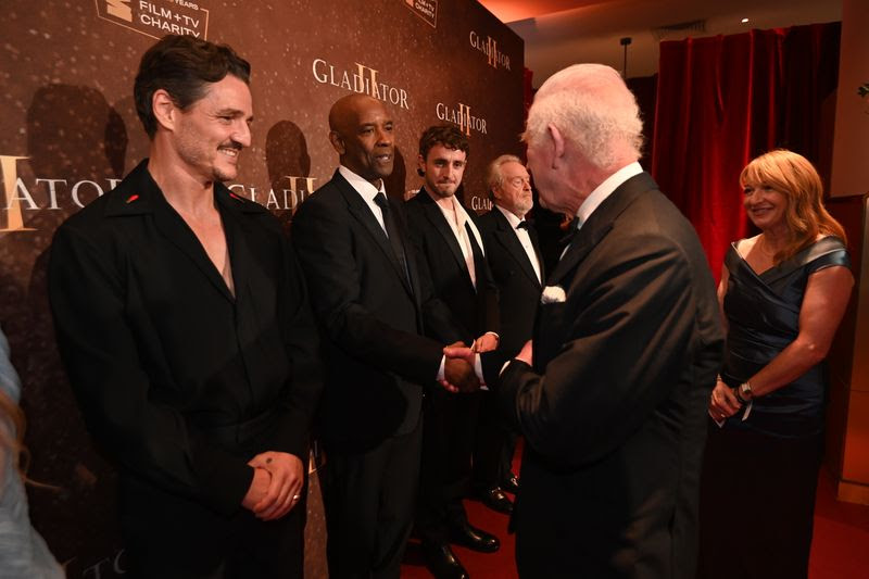 Image may contain: Pedro Pascal, Denzel Washington, Cate Shortland, Ridley Scott, fashion, adult, person and accessory
