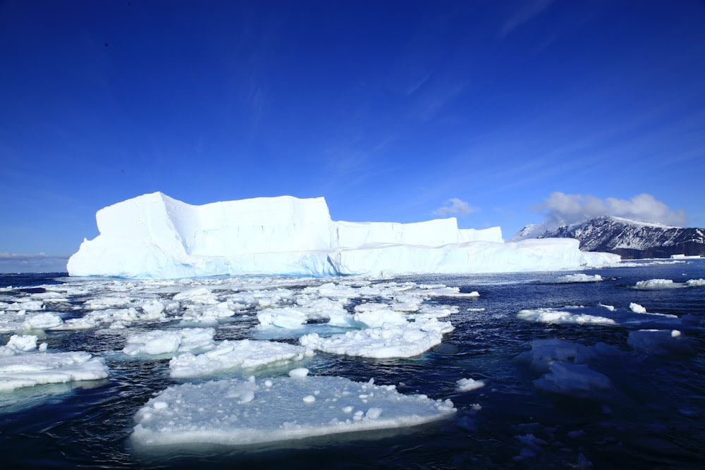 Iceberg sur plan d’eau