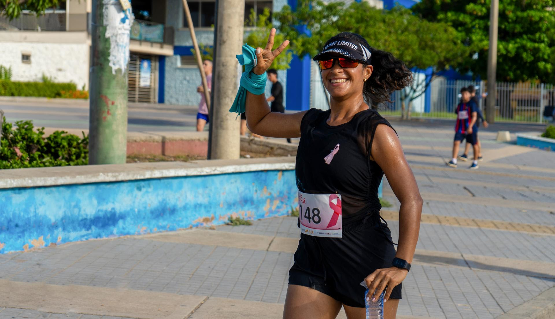 Asistente de la carrera recorriendo las calles de Riohacha