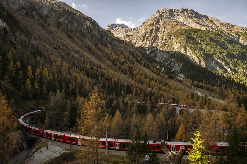 Un tren de la compañía Rhaetian Railway (RHB) circula en un espectacular paisaje para establecer un récord mundial del tren de pasajeros más largo.