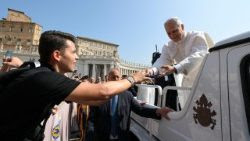 Papa Leone XIV con un giovane fedele in piazza San Pietro