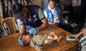 Un bebé recibe la vacuna antipoliomielítica en Gaza.