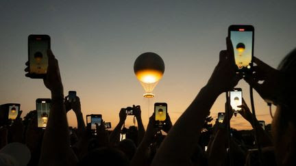 JO 2024 : aux Tuileries, la vasque olympique immortalisée par la presse et les visiteurs sous le charme