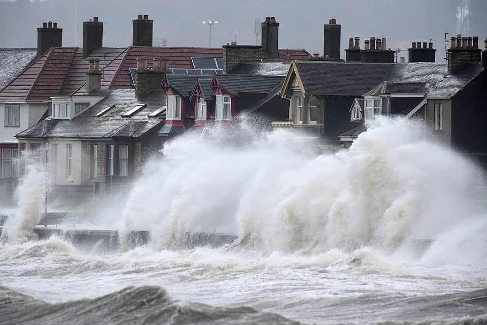 Live updates as Edinburgh battered by Storm Éowyn and hurricane force winds