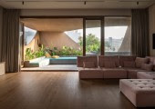 La gran abertura de la fachada funciona como un marco que encuadra la vista hacia el exterior.