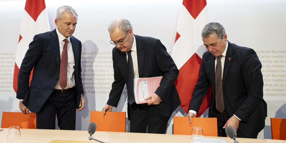 Swiss Federal councillor Beat Jans, Swiss Federal councillor Guy Parmelin, Swiss Federal councillor Ignazio Cassis, from left, leave the press conference on the conclusion of negotiations between Switzerland and the EU, in Bern, Switzerland, on Friday, on December 20, 2024. (KEYSTONE/Anthony Anex)