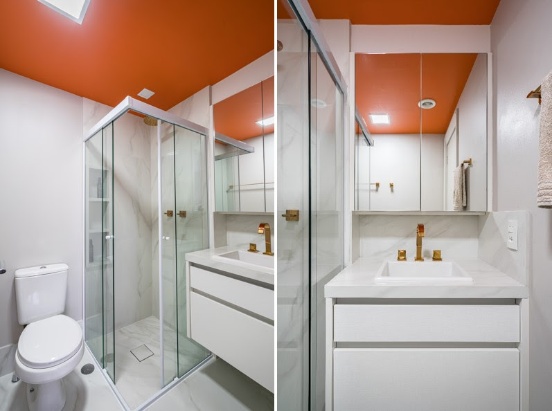 O revestimento marmorizado do piso e o teto colorido de laranja transmitem ao projeto uma irreverência ímpar. O laranja confere ao banheiro um caráter personalizado e eleva a energia do cômodo, provando que é possível inovar na decoração do cômodo adicionando um toque de cor! | Projeto: Spaço Interior | FOTO: Kadu Lopes