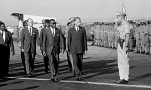 El Secretario General de la ONU, Dag Hammarskjöld, llega a Leopoldville el 13 de septiembre de 1961, invitado por el primer ministro Cyrille Adoula, para hablar sobre el apoyo a la República del Congo. A su lado, el primer ministro Adoula.