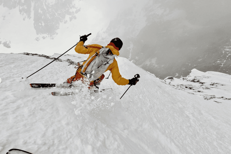 PHOTOS. Les images impressionnantes de la première descente à ski d'un 'monument des Ecrins' par Benjamin Védrines et Nicolas Jean