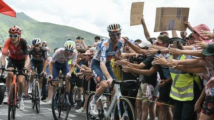 Tour de France 2024 : avec le début des vacances scolaires, les enfants sont en première ligne pour encourager les coureurs