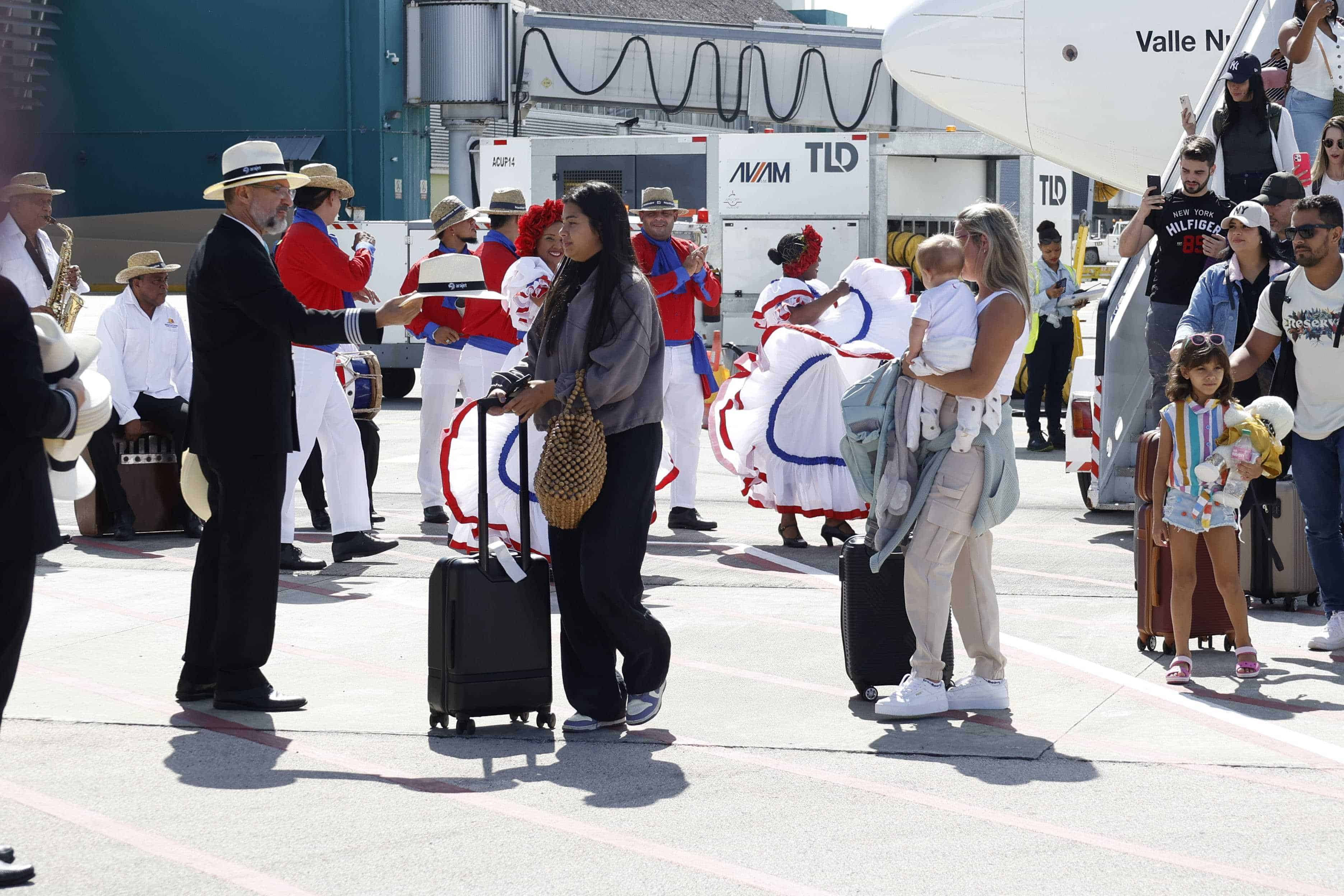 Los pasajeros de la primera aeronave en aterrizar de Arajet fueron recibidos al ritmo de un grupo de ballet folclórico.