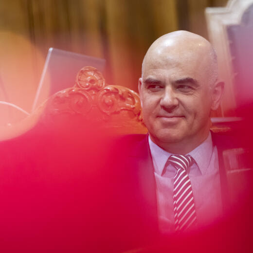 Bundespraesident Alain Berset hoert die Rede von Staenderatspraesidentin Eva Herzog, SP-BS, am Ende seines voraussichtlich letzten Auftritts im Staenderat, nach 12 Jahren nach seiner Wahl in den Bundesrat, waehrend der Wintersession der Eidgenoessischen Raete, am Donnerstag, 21. Dezember 2023 im Staenderat in Bern. (KEYSTONE/Anthony Anex)