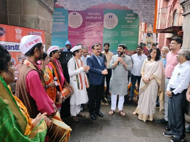 Picture4YF63 केंद्रीय संचार ब्यूरो के सूचना-चित्र रथ को केंद्रीय राज्य मंत्री मुरलीधर मोहोल ने हरी झंडी दिखाकर रवाना किया