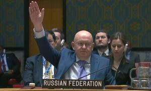Vassily Nebenzia, representante permanente de Rusia ante la ONU, vota en contra de un proyecto de resolución durante la reunión sobre la situación en Oriente Medio, incluida la cuestión palestina.