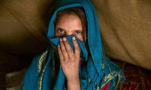 Las mujeres de todo Afganistán se enfrentan ahora a múltiples restricciones. Esta mujer de 24 años perdió a su padre en un terremoto.
