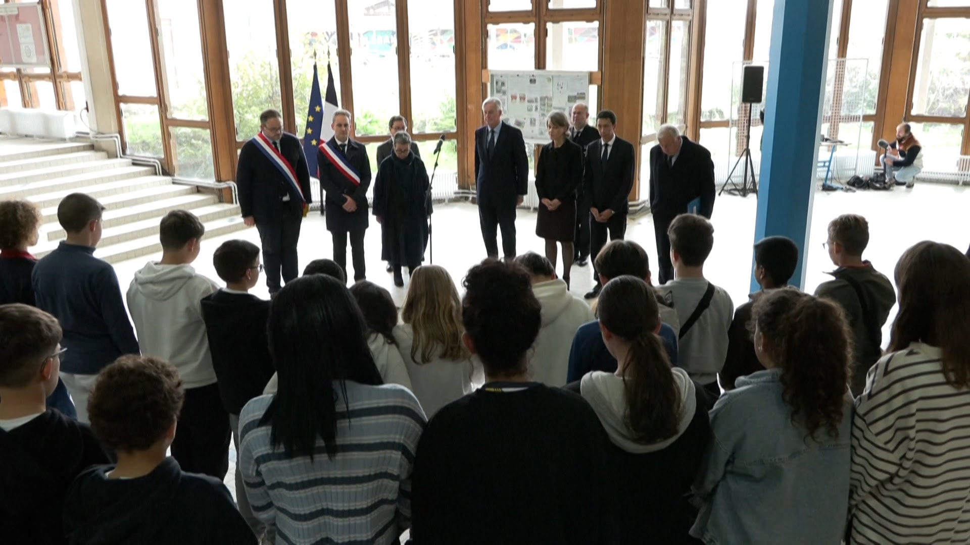 En hommage à Samuel Paty et Dominique Bernard, Michel Barnier observe une minute de silence