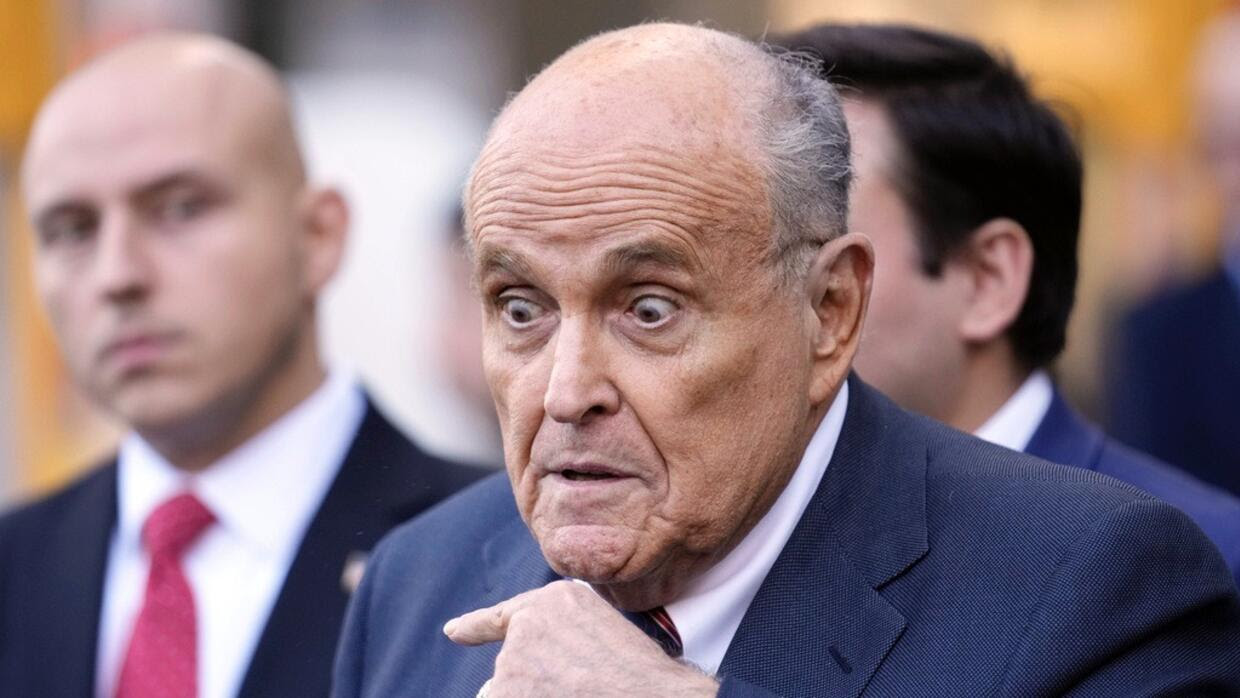 Juez declara a Giuliani en desacato por no entregar valiosos objetos personales a las trabajadoras electorales que difamó