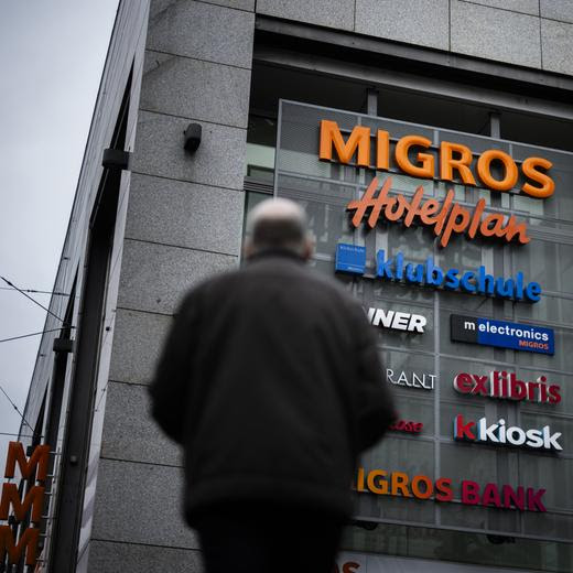 Logos der Migros, von Hotelplan, Klubschule, Denner und Melectronics am Migros Hauptsitz am Limmatplatz, aufgenommen am Freitag, 2. Februar 2024 in Zuerich. Der Detailhandelskonzern sucht neue Besitzer für die Reisetochter Hotelplan, die Kosmetik- und Hygienetochter Mibelle sowie für Melectronics und SportX. Das fuehrt zu einem grossen Stellenabbau. Die aktuelle Fokussierung werde bei der Migros Gruppe zu einem Abbau von bis zu 1500 Vollzeitstellen fuehren, heisst es in einer Mitteilung vom Freitag. (KEYSTONE/Michael Buholzer)