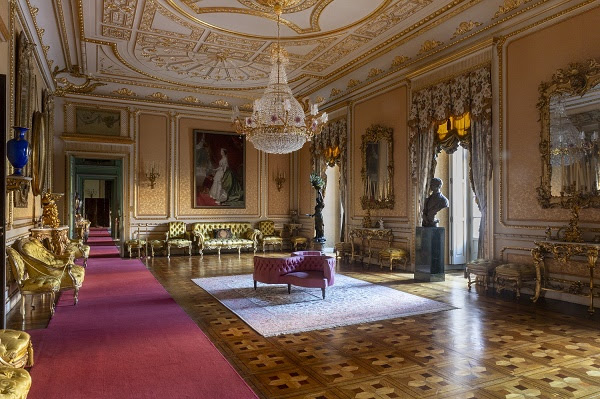 salón palacio con obras de arte