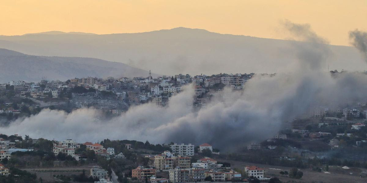 De la fumée monte du village de Khiam au sud du Liban après un bombardement israélien le 31 octobre. (Photo by AFP)