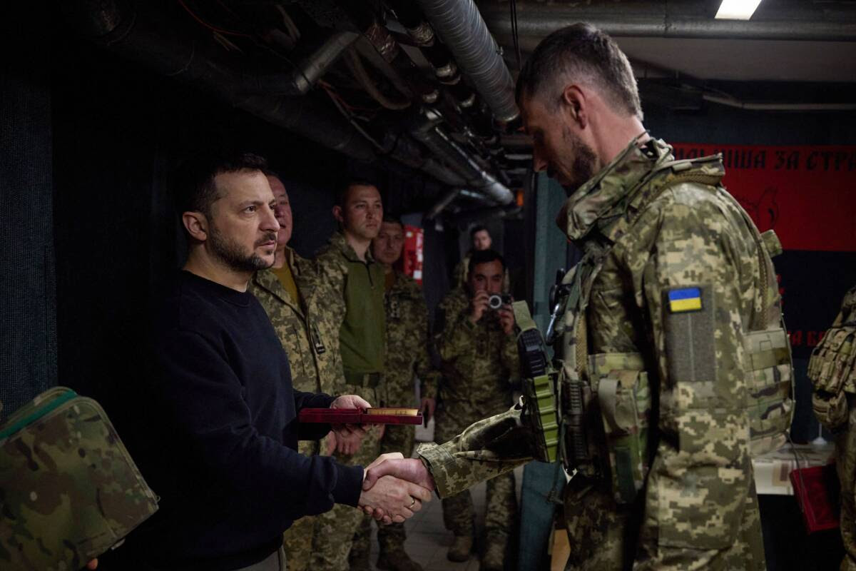 Ukraine : l’aide américaine saluée par Zelensky, l’Otan et l’Europe, mais fustigée par le Kremlin